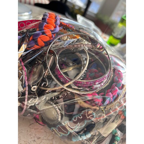 Mixed Lot Of Assorted Fashion Jewelry Bangles & Bracelets 4.4 pounds Craft & Wea - Picture 7 of 16